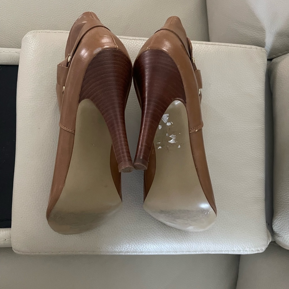 Guess - Picture 6 of 10